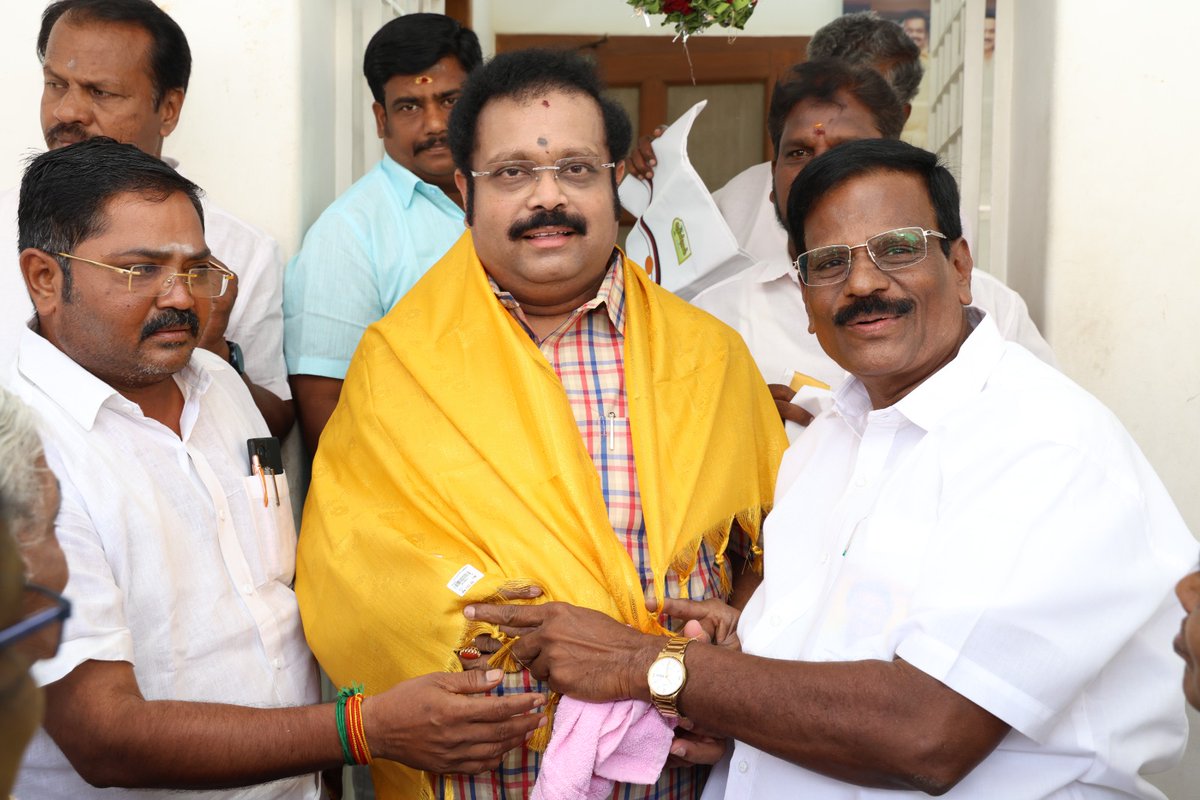 PSsureshdmk's tweet photo. வேலூர் நாடளமன்ற தேர்தலில் *இரண்டாவது முறையாக 2,15,702 வாக்கு வித்தியாசத்தில்* 
நாடளுமன்ற  உறுப்பினர் அண்ணன் *D.M.#கதிர்ஆனந்த்MP* அவர்கள் 
வெற்றி பெற்றதையொட்டி மாதனூர் கிழக்கு ஒன்றிய கழகத்தின் சார்பாக
ஒன்றிய கழக நிர்வாகிகளுடன் வாழ்த்துரைத்தபோது... https://t.co/qlEgZWxrKQ
