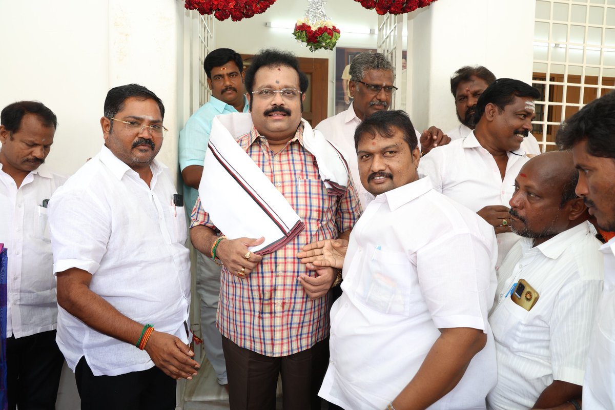 PSsureshdmk's tweet photo. வேலூர் நாடளமன்ற தேர்தலில் *இரண்டாவது முறையாக 2,15,702 வாக்கு வித்தியாசத்தில்* 
நாடளுமன்ற  உறுப்பினர் அண்ணன் *D.M.#கதிர்ஆனந்த்MP* அவர்கள் 
வெற்றி பெற்றதையொட்டி மாதனூர் கிழக்கு ஒன்றிய கழகத்தின் சார்பாக
ஒன்றிய கழக நிர்வாகிகளுடன் வாழ்த்துரைத்தபோது... https://t.co/qlEgZWxrKQ