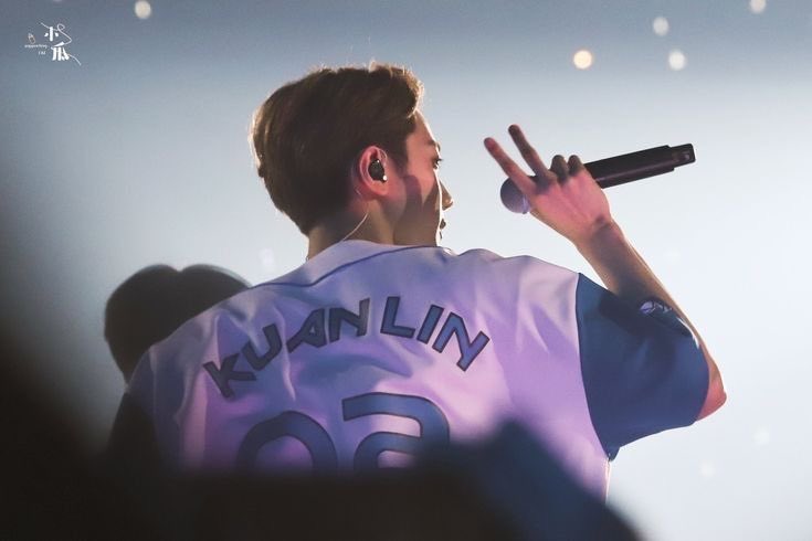 laigeuu's tweet photo. whether onstage and offstage, you're still the same lai kuanlin that we love 💚 #賴冠霖 https://t.co/n7vWTPXaMt
