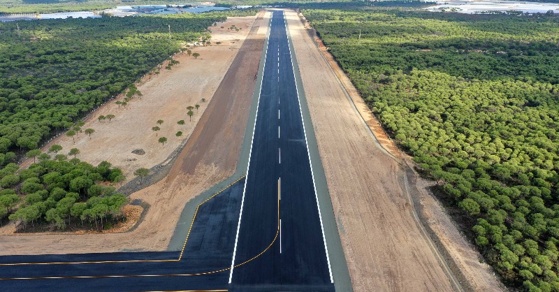 RedElectricaREE's tweet photo. ¡Ponemos en servicio la nueva línea eléctrica soterrada bajo la pista del #proyectoCEUS, y desmantelamos la anterior, en un tiempo récord! 🙌
Una compleja operación que ha sido un ejemplo de coordinación entre los equipos de operación y transporte de la compañía 👷♀️👷♂️