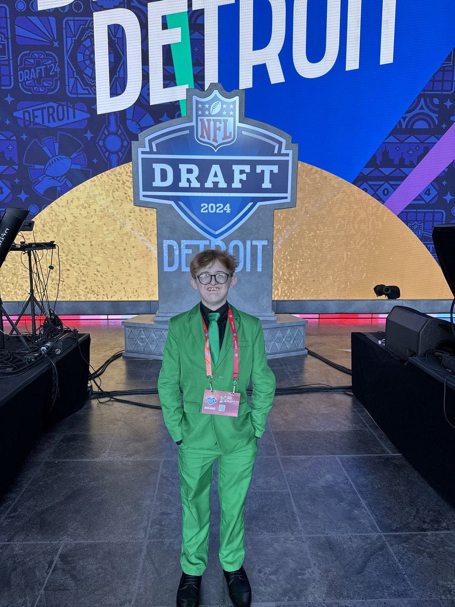 GioThePodcaster's tweet image. Hey @netflix !! You need an announcer for the Christmas games? 

I am ready.

I’ll do it for free. 

I just need a shot!!!! 

Here is my resume:
m.youtube.com/channel/UCiuwB…

podcasts.apple.com/us/podcast/the…