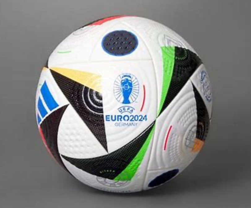 resolu33's tweet photo. #JeuxConcours #euro2024  
RT + FOLLOW -> @SocieteResolu pour gagner maillots, ballons ou autres accessoires officiels de l’Euro 2024 ! 
Tirage au sort le 12/07/2024 !
À vous de jouer 😍⚽️ https://t.co/ezlZOnUCRb