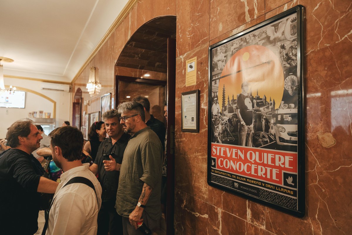 acacineandaluz's tweet photo. El Cine Cervantes, actual sede sevillana de la @filmoandalucia, acogió anoche el estreno de #StevenQuiereConocerte. 
Presentaron los directores Silvia Moreno y Dani Llamas, el productor, Antonio Carreto, Alfonso de la Torre, protagonista de la cinta, y Alejandro Ávila, moderador. https://t.co/BjlJqjr7gP