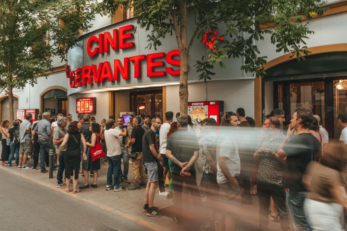 acacineandaluz's tweet photo. El Cine Cervantes, actual sede sevillana de la @filmoandalucia, acogió anoche el estreno de #StevenQuiereConocerte. 
Presentaron los directores Silvia Moreno y Dani Llamas, el productor, Antonio Carreto, Alfonso de la Torre, protagonista de la cinta, y Alejandro Ávila, moderador. https://t.co/BjlJqjr7gP