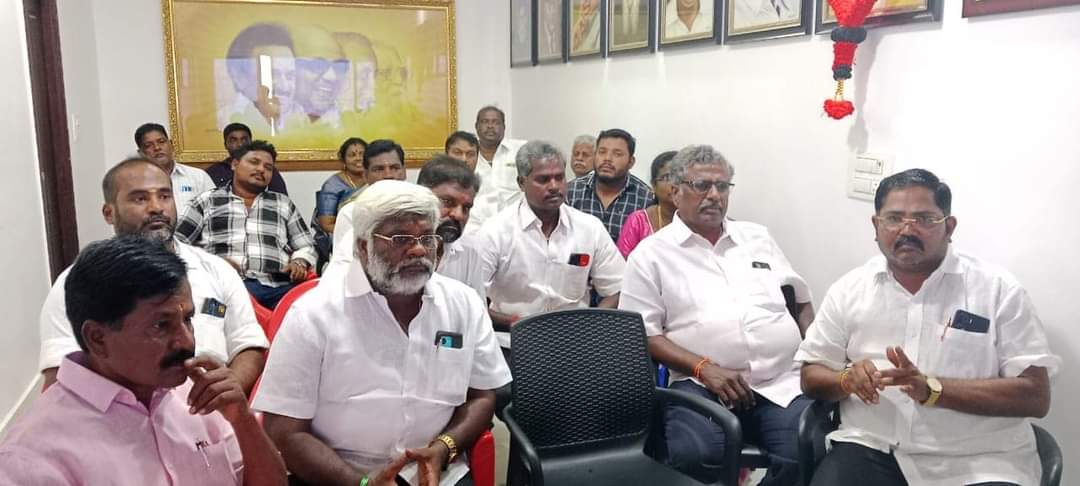 PSsureshdmk's tweet photo. வேலூர் நாடளமன்ற தொகுதியின் வெற்றிக்காக திருப்பத்தூர் மாவட்ட கழக செயலாளர் அண்ணன்.திரு.க.தேவராஜ் MLA அவர்களை ஒன்றிய கழக நிர்வாகிகள்,மாவட்ட ஒன்றிய சார்பு அணிகளின் நிர்வாகிகள்,உள்ளாட்சிகளின் பிரதிநிதிகள் என யாவரும் சந்தித்து அவருக்கு பொன்மாலை அணிவித்து வாழ்த்துக்களை தெரிவித்தபோது... https://t.co/wCLf2fXLc9