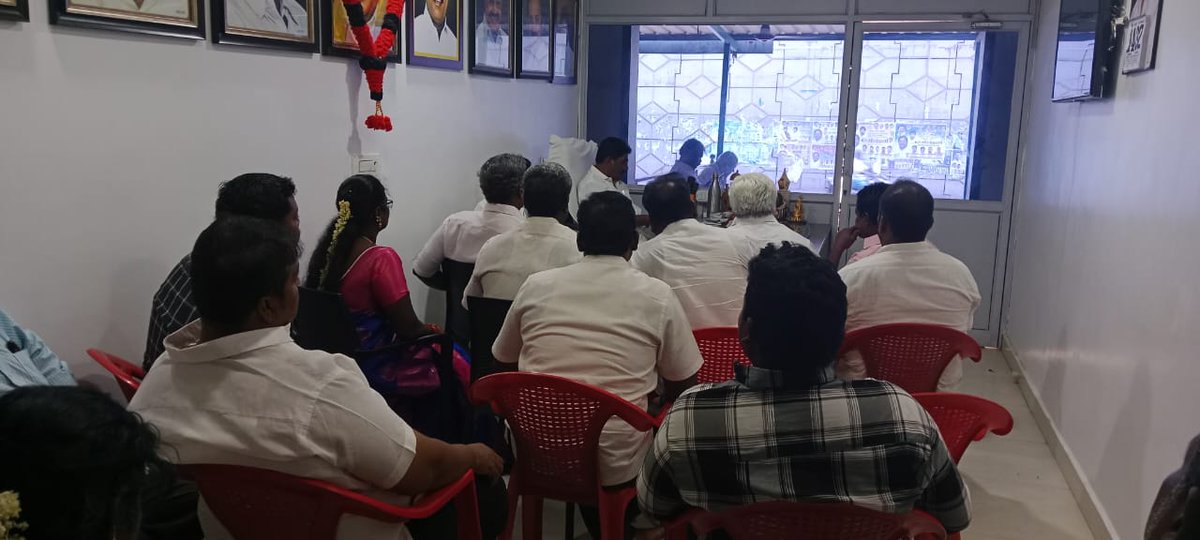 PSsureshdmk's tweet photo. வேலூர் நாடளமன்ற தொகுதியின் வெற்றிக்காக திருப்பத்தூர் மாவட்ட கழக செயலாளர் அண்ணன்.திரு.க.தேவராஜ் MLA அவர்களை ஒன்றிய கழக நிர்வாகிகள்,மாவட்ட ஒன்றிய சார்பு அணிகளின் நிர்வாகிகள்,உள்ளாட்சிகளின் பிரதிநிதிகள் என யாவரும் சந்தித்து அவருக்கு பொன்மாலை அணிவித்து வாழ்த்துக்களை தெரிவித்தபோது... https://t.co/wCLf2fXLc9