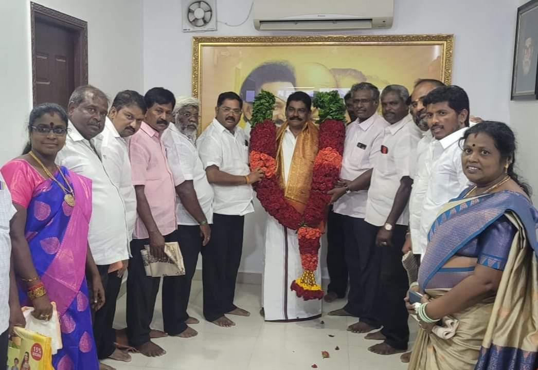 PSsureshdmk's tweet photo. வேலூர் நாடளமன்ற தொகுதியின் வெற்றிக்காக திருப்பத்தூர் மாவட்ட கழக செயலாளர் அண்ணன்.திரு.க.தேவராஜ் MLA அவர்களை ஒன்றிய கழக நிர்வாகிகள்,மாவட்ட ஒன்றிய சார்பு அணிகளின் நிர்வாகிகள்,உள்ளாட்சிகளின் பிரதிநிதிகள் என யாவரும் சந்தித்து அவருக்கு பொன்மாலை அணிவித்து வாழ்த்துக்களை தெரிவித்தபோது... https://t.co/wCLf2fXLc9