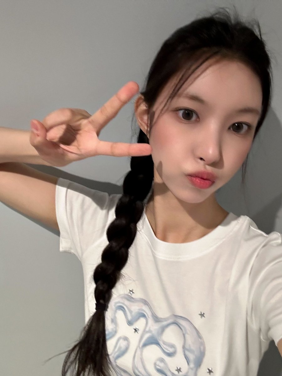 위버스콘 D-1!!! 내일 만나요~~~!!!!

#ILLIT #아일릿 #YUNAH #윤아