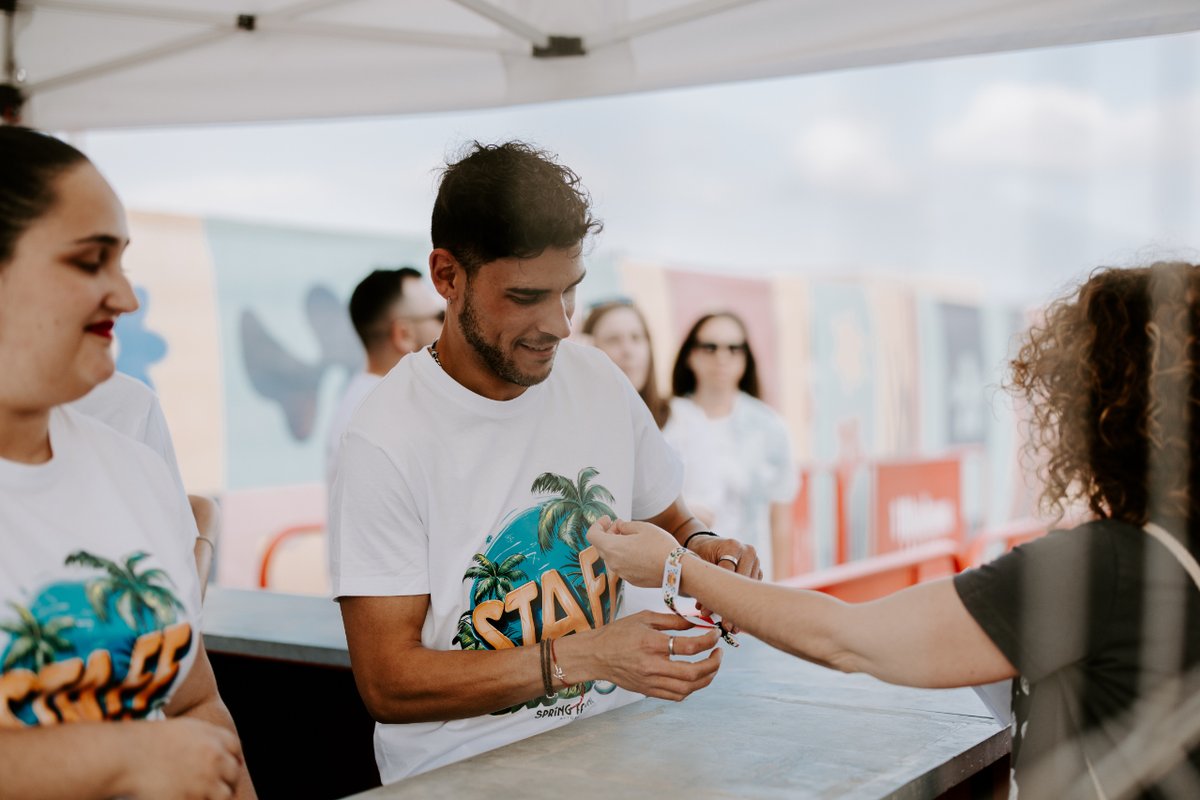 Team Koala Bay en #SpringFestival2024 🌸  

Las camisetas de staff son pura primavera, un diseño personalizado y lleno de color por <a href="/KoalaBay/">Koala Bay</a>, ¿cómo de bonitas son? 🌴