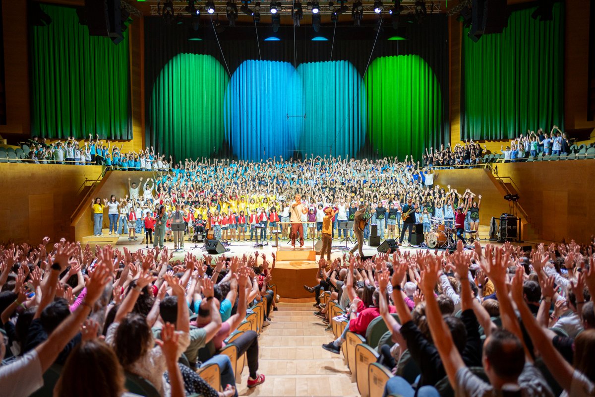 coralsinfantils's tweet photo. Poca cosa més podem afegir a tot el que ja expliquen aquestes imatges... quina festa, aquest Pont de Cançons! 

Dos concerts, dos auditoris plens, i més de 800 veus de cantaires de cors infantils de tot el país sumades a les de @xiulaoficial ✨

📸 @Pauventeo https://t.co/s3XSBjioUI