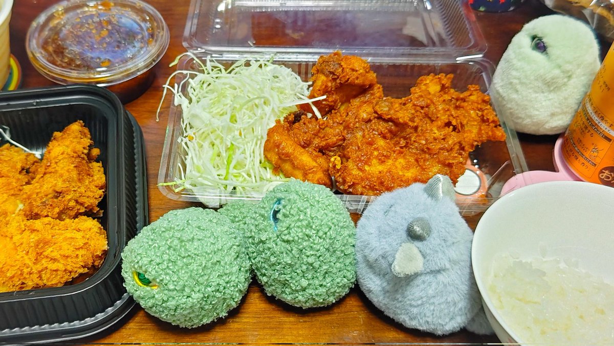 gariben824's tweet photo. 昼ごはん折角サラダにしたのに、ヤケクソで夜ごはん、かつやです。ちくしょう!!😇✨
お凹み様共が押し合い圧し合いしてるのが可愛くて、少し心が満たされました。全部ストレスのせい。
#ckphome
#お凹み様 https://t.co/jOdBKrYDjf