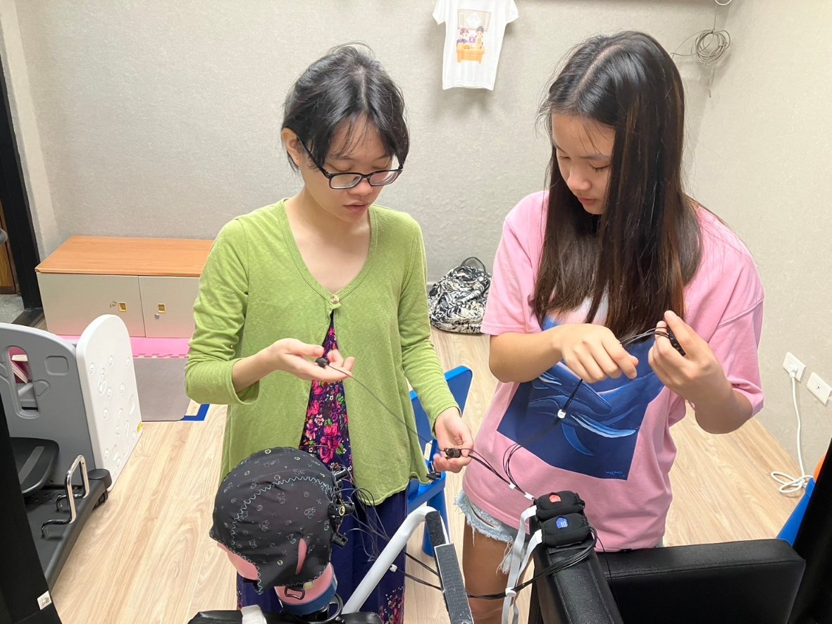 It was a fun week introducing our lab to Joy, a high school girl! Here, I was explaining to her how to attach probes on an fNIRS cap.
