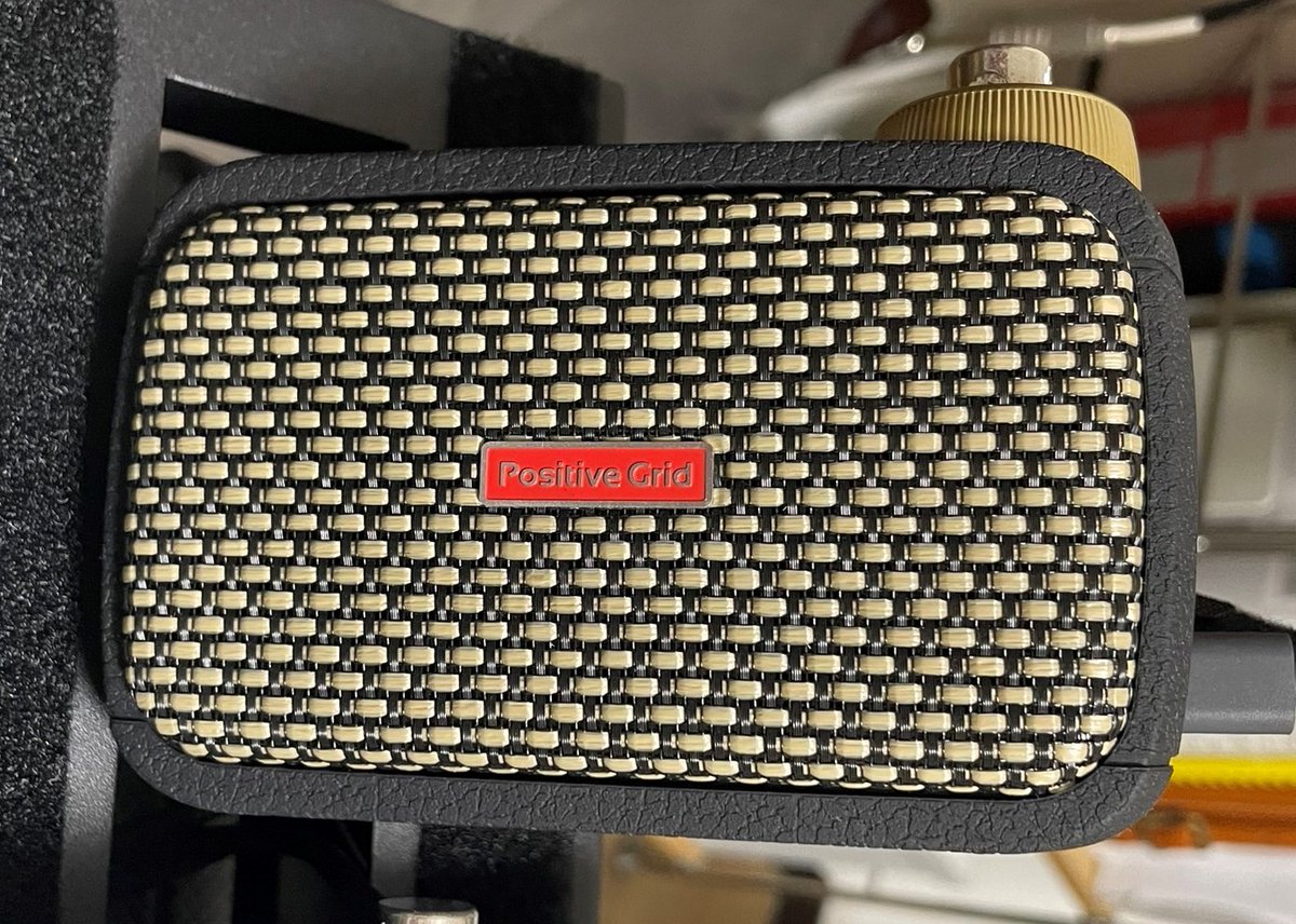 maruhan_mrmt's tweet image. こんばんは！！
さのそやです。今回紹介するのは #PositiveGrid から発売されている #SparkGo になります。手のひらサイズの多機能アンプになり、その見た目とは裏腹になかなかの大音量で鳴らすことができます。またアプリとの連携により様々な音作りができる超コスパ良しのお買い得機材になります。