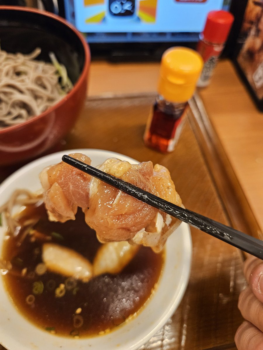 nape0404's tweet photo. 飲んだ後に、軽く麺でも食って帰ろうー

と、思って最近オープンした店に食いに行ったんだが。。

つけそば頼んで、わくわくしながらきた蕎麦の具の鶏肉がこれ。爆笑

生やん。　生。爆笑　誰がどうみても生。

メニューの写真と明らかに、違う。

一切れ食って異変…に気付き。。

明らかに生で食っていい用の、鶏肉じゃない。爆笑

いくら、この時間忙しくて…

そば頼む客少ないからって。爆笑

客をなめ腐ってるわ。爆笑

二度と行かない。
