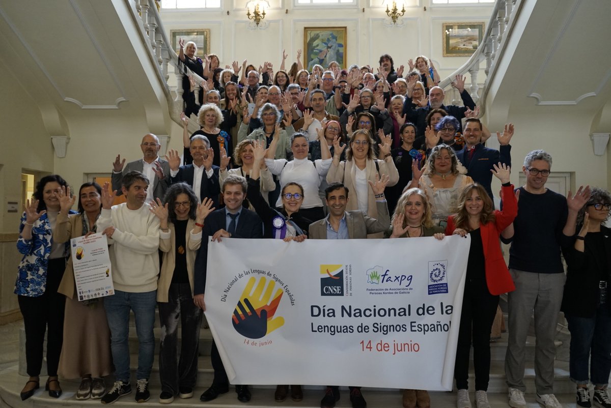 🙌 ¡Este viernes es el Día Nacional de las Lenguas de Signos Españolas #DNLSE2024!

☺️ ¡Hemos acompañado en este día especial a nuestros amigos y amigas de <a href="/axf80/">PERSOAS XORDA FERROLTERRA</a> en su acto institucional en el Concello de Ferrol!

🦆 ¡Y nuestros parrulos han participado en su vídeo!