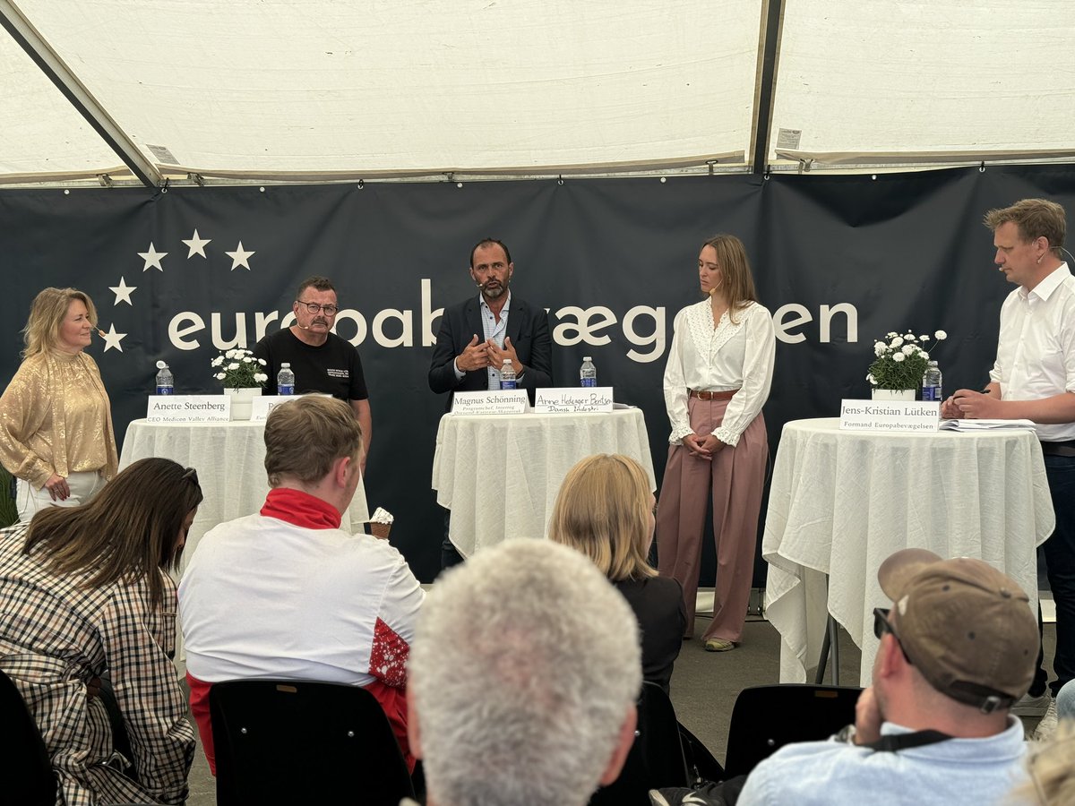 Europabevægelsen (@europabev) on Twitter photo I samarbejde med @interreg dykker vi ned i hvordan vi får danske virksomheder til at elske EU. Scenen bliver indtaget af Magnus Schönning, <a href="/asteenbergdk/">Anette Steenberg</a>, <a href="/PerClausen3/">Per Clausen</a>, @AHedeagerB & <a href="/lytken/">Jens-Kristian Lütken</a> modererer🇪🇺#eudk #dkpol #fmdk I samarbejde med @interreg dykker vi ned i hvordan vi får danske virksomheder til at elske EU. Scenen bliver indtaget af Magnus Schönning, <a href="/asteenbergdk/">Anette Steenberg</a>, <a href="/PerClausen3/">Per Clausen</a>, @AHedeagerB & <a href="/lytken/">Jens-Kristian Lütken</a> modererer🇪🇺#eudk #dkpol #fmdk
