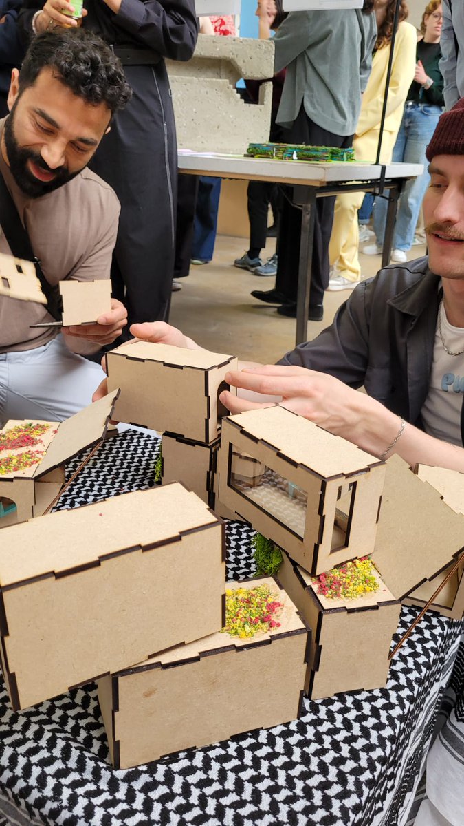 Wat een succes: de expositie van Hub Evolution! Studenten Spatial Design van de <a href="/HKUtrecht/">HKU</a> onderzochten hoe Utrecht eruit zou zien als <a href="/PlanEinstein/">Plan Einstein</a> zich over de stad verspreidt, en hoe deze ontmoetingsruimtes veilige, gelijkwaardige plekken kunnen worden. Dank <a href="/GemeenteUtrecht/">Gemeente Utrecht</a>!