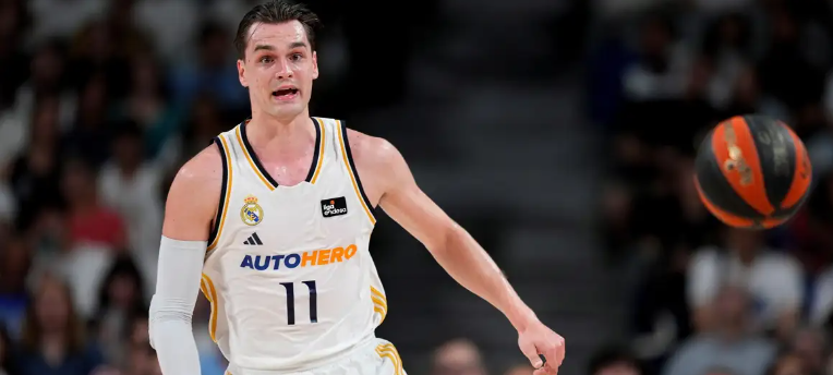 Alexis_RH_'s tweet photo. Hezonja, Hezonja... que bajo has caído, chaval.

Te acordarás de esta malísima decisión, al igual que Mirotic.

Hace dos días prometía seguir en el Madrid y ganar más títulos y 48 horas después ha firmado con el FC Barcelona. 

Cierra la puerta al salir, traidor. https://t.co/psHJh1xSAd