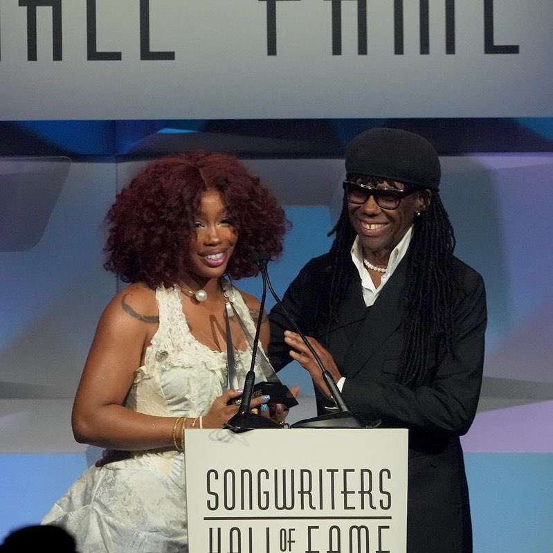 szaoncharts's tweet photo. SZA becomes the second black woman in history to be honored by Songwriters Hall of Fame with Hal David Starlight Award. https://t.co/qn1gfMdB3X