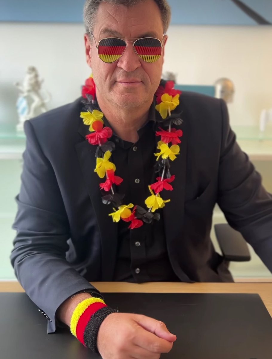 RealRomanWagner's tweet image. Niemand:

Deutsche, wenn sie vor dem Eröffnungsspiel noch schnell im 1-Euro-Shop waren: