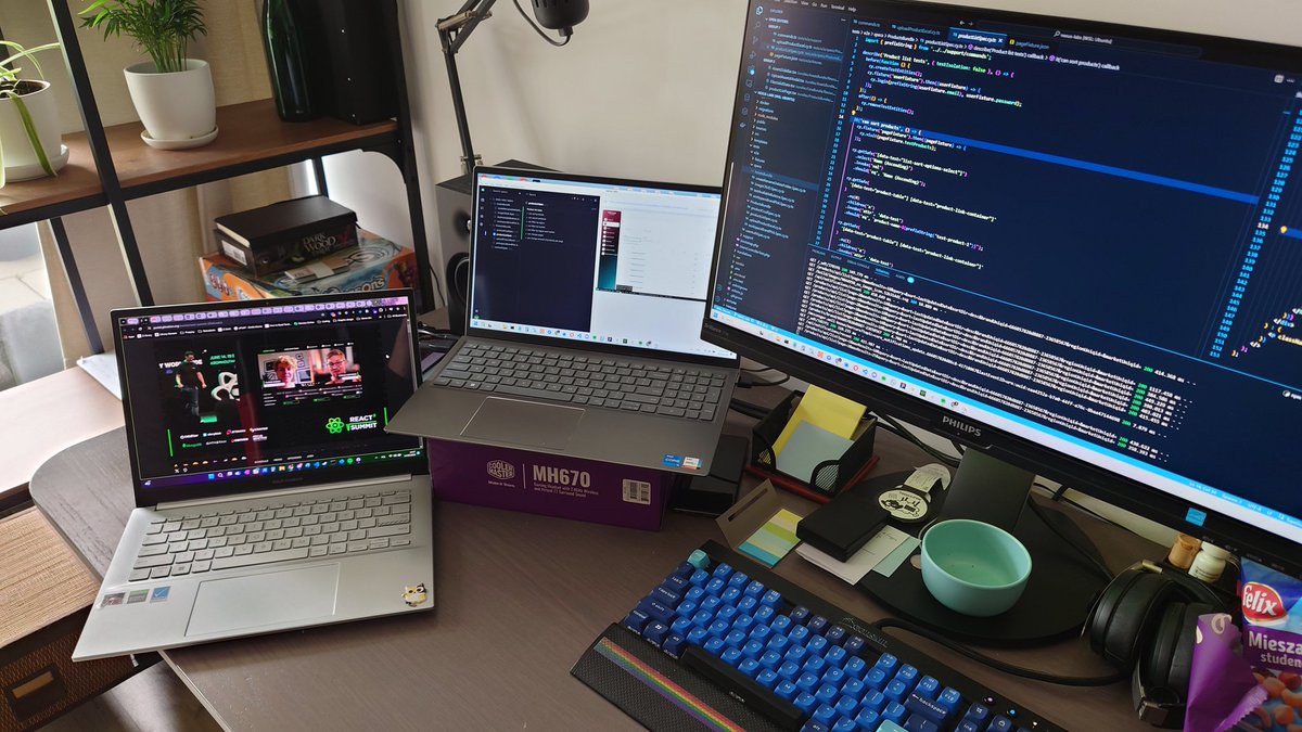 DevMotherOfCats's tweet image. attending #reactsummit from #gitnation remotely (while working), roast my setup 😅
