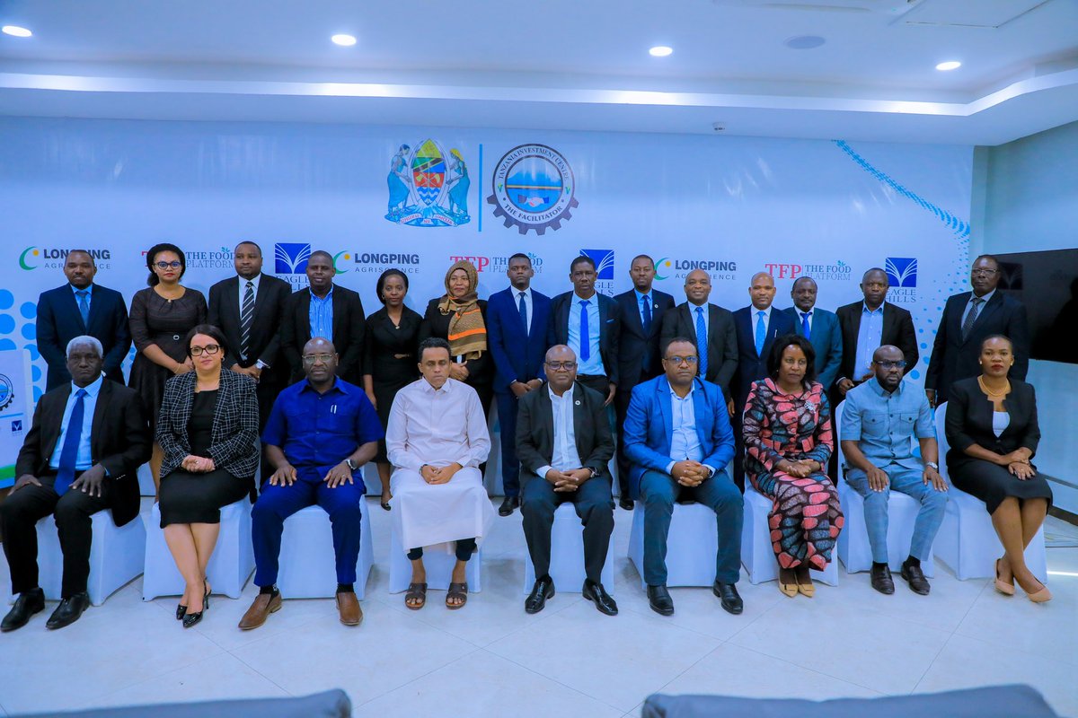 InvestTanzania's tweet photo. Mageuzi UWEKEZAJI sekta ya KILIMO 

Viongozi mbalimbali washuhudia Makabidhiano ya UTEKELEZAJI wa UENDELEZAJI wa Jiji la Kilimo MKULAZI- Morogoro! 

Jiji la Kilimo - Mkulazi kuzalisha..
Mtaji wa UWEKEZAJI- 576USD Million
Tani 150,000 - Sukari
Tani 90,000- Nafaka
AJIRA- zaidi 20,000