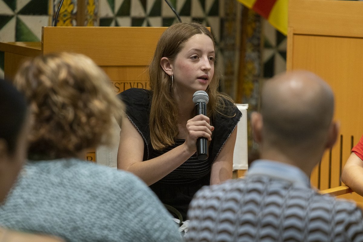 educaciocat's tweet image. Avui, un centenar d'adolescents han reflexionat sobre l'hàbit lector a l'@iec, una activitat del Pacte Nacional de la Lectura organitzada per la @SCP_IEC.

🔹La consellera @AnnaSimo, que ha clos la jornada, ha assistit al debat dels joves lectors.

📲cultura.gencat.cat/ca/departament…