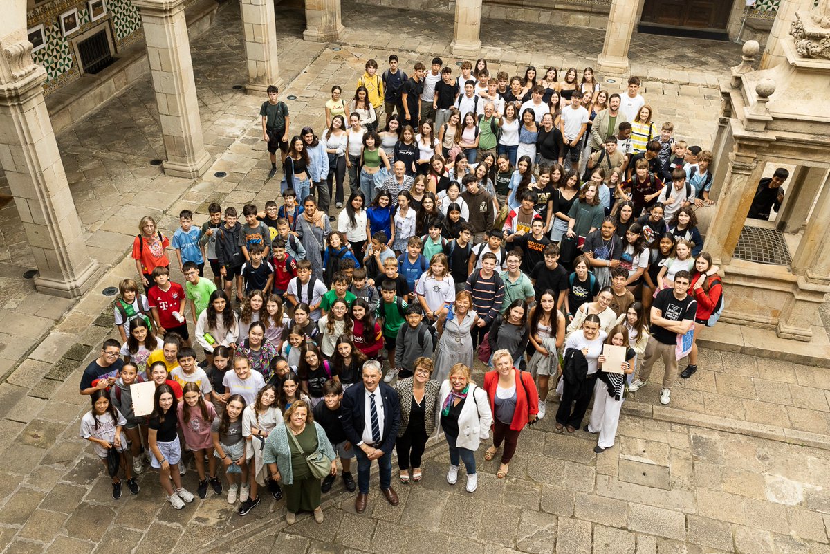 educaciocat's tweet image. Avui, un centenar d'adolescents han reflexionat sobre l'hàbit lector a l'@iec, una activitat del Pacte Nacional de la Lectura organitzada per la @SCP_IEC.

🔹La consellera @AnnaSimo, que ha clos la jornada, ha assistit al debat dels joves lectors.

📲cultura.gencat.cat/ca/departament…