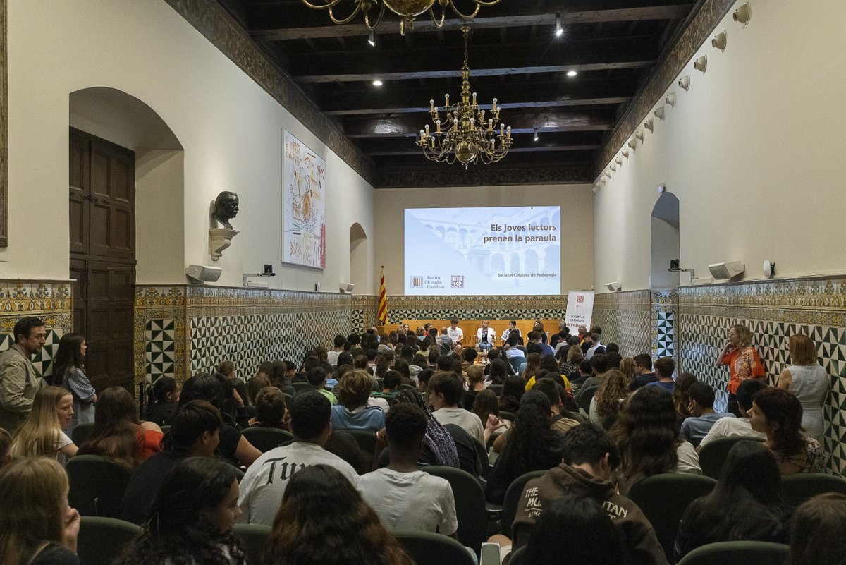educaciocat's tweet image. Avui, un centenar d'adolescents han reflexionat sobre l'hàbit lector a l'@iec, una activitat del Pacte Nacional de la Lectura organitzada per la @SCP_IEC.

🔹La consellera @AnnaSimo, que ha clos la jornada, ha assistit al debat dels joves lectors.

📲cultura.gencat.cat/ca/departament…