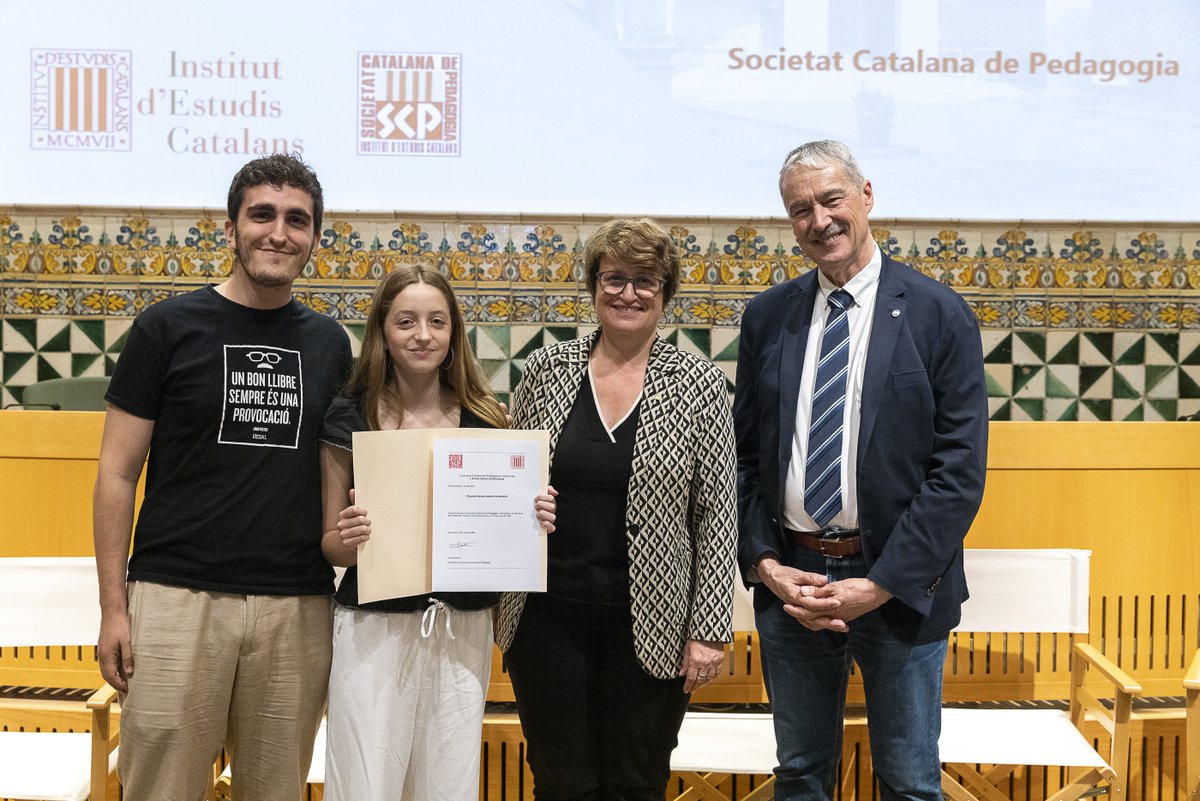 educaciocat's tweet image. Avui, un centenar d'adolescents han reflexionat sobre l'hàbit lector a l'@iec, una activitat del Pacte Nacional de la Lectura organitzada per la @SCP_IEC.

🔹La consellera @AnnaSimo, que ha clos la jornada, ha assistit al debat dels joves lectors.

📲cultura.gencat.cat/ca/departament…