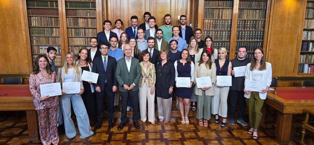 carmencalvo_'s tweet photo. De nuevo en un Foro con jovenes, clausurando el curso de Liderazgo para la Europa del siglo XXI de @aeleadership_eu en #barcelona

La  revolución actual es luchar por la igualdad y los jovenes tienen que construir igualdad por el bien de la democracia. https://t.co/R8Fm8k0tNW