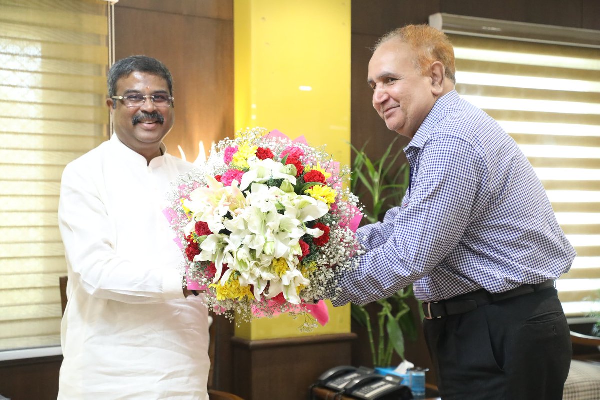 प्रोफेसर नागेश्वर राव, वीसी इग्नू ने माननीय मंत्री श्री धर्मेंद्र प्रधान जी से मुलाकात की और उन्हें शिक्षा मंत्री के रूप में नए कार्यकाल के लिए बधाई दी।