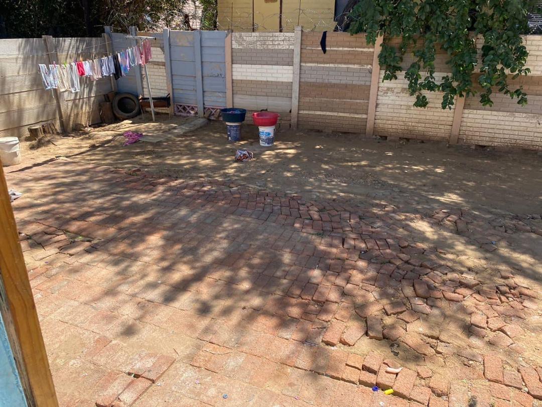 WithRealtor's tweet photo. 🏠 House for sale 
📍Soweto/ Windhoek 
Selling for : N$ 800,000.00

House features 
■ 2 bedroom 
■ 1 toilet 
■ BIC in the kitchen
■ BIC in the rooms
■ Excluding costs 
■ 269mm²

☎️ 081 488 2899 
Email: wlumbololo@gmail.com https://t.co/sWWs5Ek97P