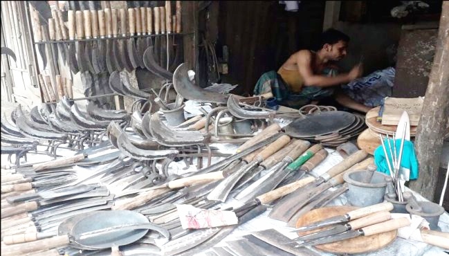 ঈদকে সামনে রেখে টুং টাং শব্দে মুখর কামার পল্লী