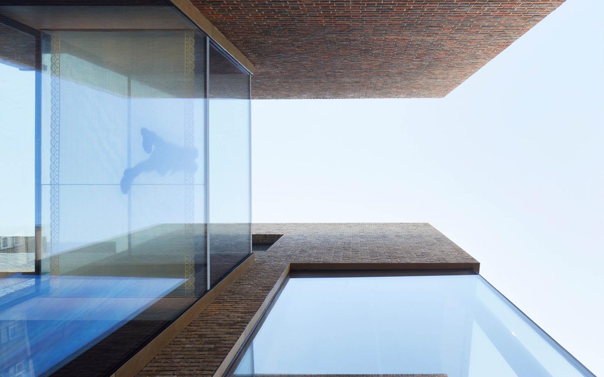 Great architectural glass should look spectacular and compelling, from every angle. And when done right: it should look entirely effortless.
📍 Two-storey glass link bridge at the Walkers Court project in Soho
📐 SODA Studio, Soho Estates Ltd