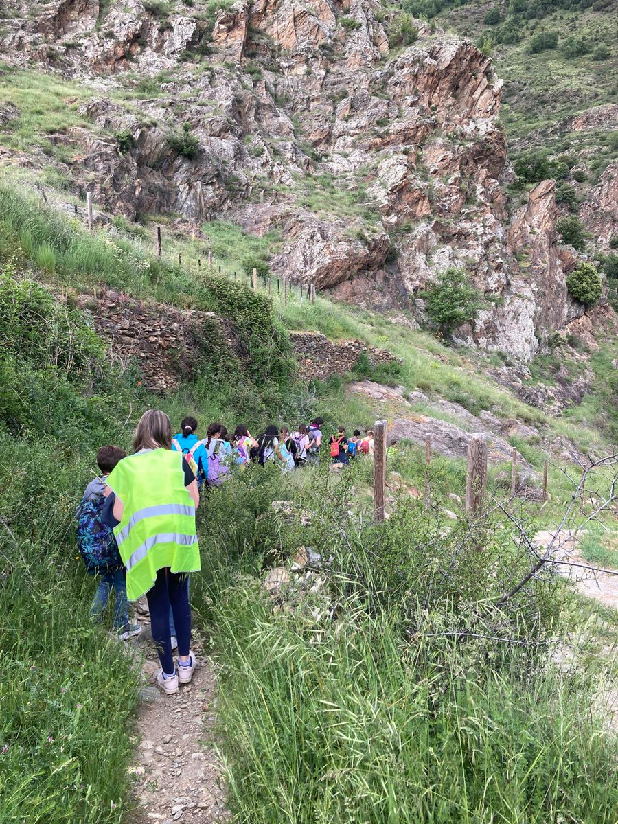 1/5 Fa uns dies vam tenir a l'alumnat de 6è de l'#EscolaValldeflors de #Tremp.Els pallaresos del #PallarsJussà venen a conèixer una mica la seva comarca veïna, i comencen per una visita a l'#Ecomuseu de les #VallsdÀneu #CasaGassia i una ruta circular per la cubeta d'#EsterridÀneu