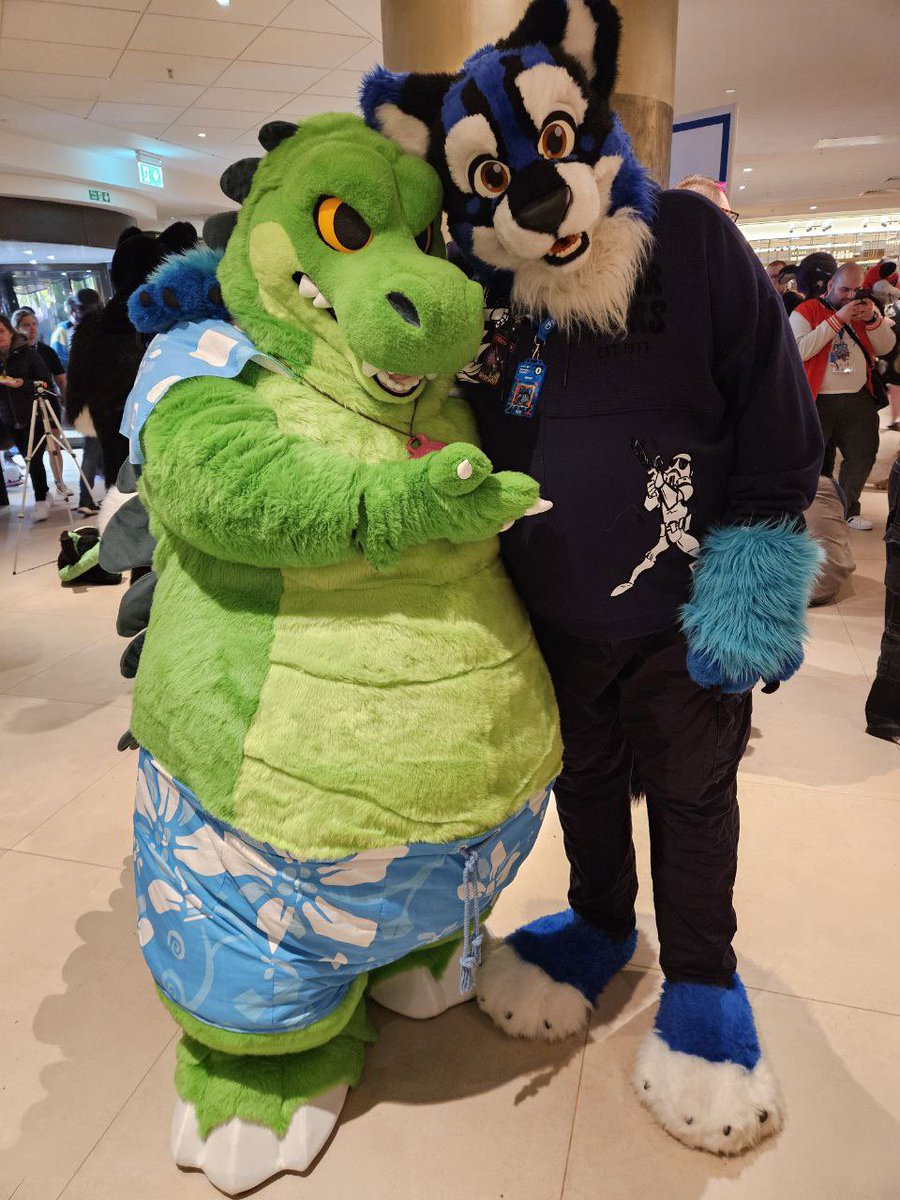 Happy #fursuitfriday, with <a href="/WolfBearz/">️Gupperz</a> and Dylan :)