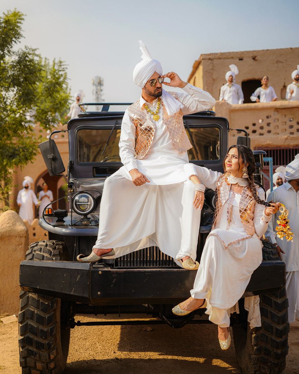 mid_day's tweet photo. Tejasswi Prakash and Gippy Grewal dazzle in timeless ethnic wear
#tejasswiprakash #gippygrewal #tejran #tejasswiprakashfans #tejatroops #gippy #entertainment https://t.co/jqAVfArzLe