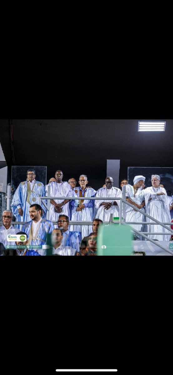 JdoudM's tweet photo. من كان يتوقع هذه الصورة ؟ مع أن هنالك صف آخر قريب من الجماعة يتواجد فيه جميل منصور و مسعود.
نعم غرواني مرشح الشعب و رجال السياسة و المال
 #الحملةالرئاسيةالموريتانية https://t.co/6aEtaPWkgR