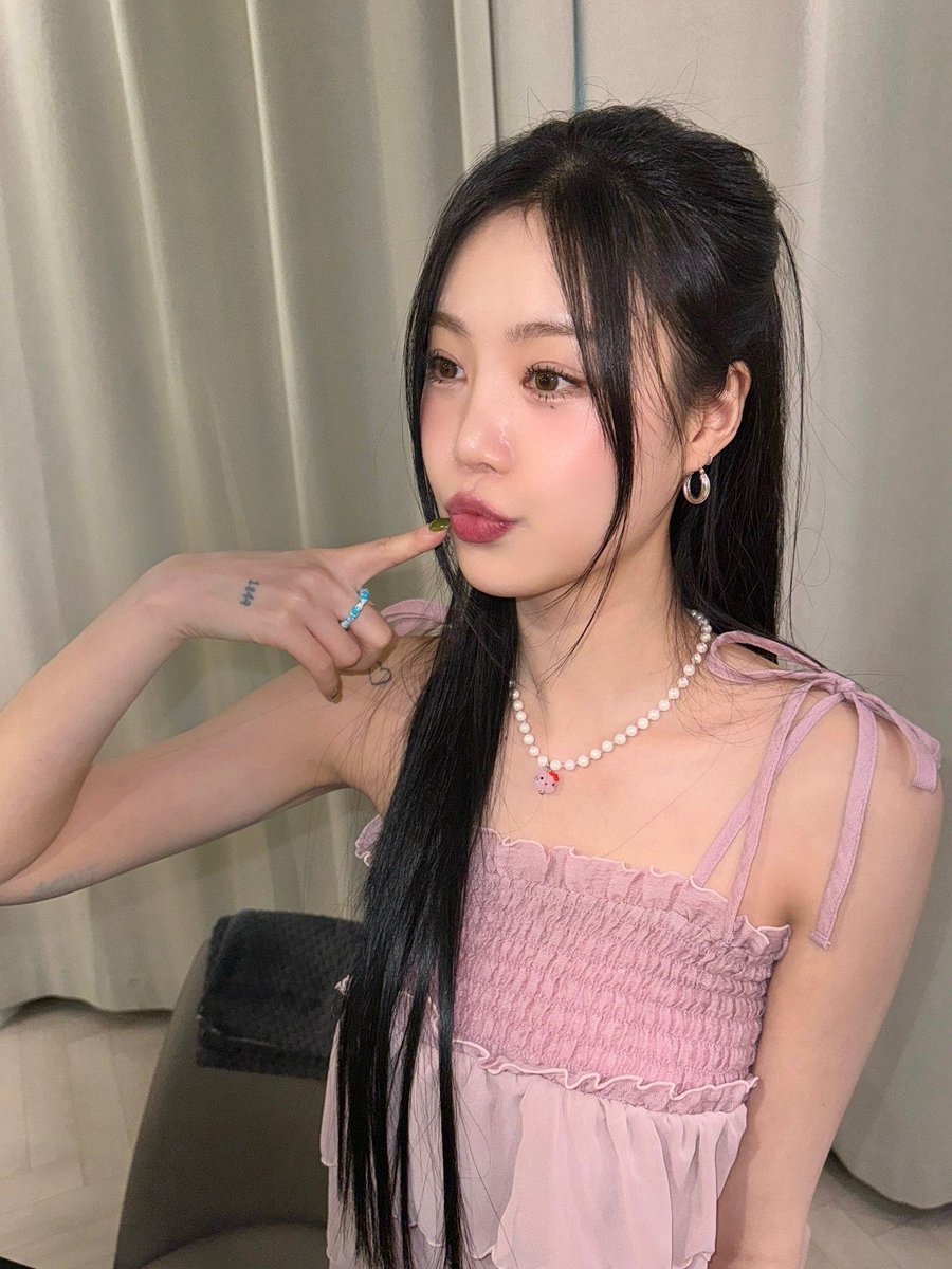 s__soojin's tweet photo. [#수탱데이📸]

those days we wear Pinks and we feel the prettiest. the confidence oozes out, lights you from the inside. https://t.co/ON7WDc7WYe