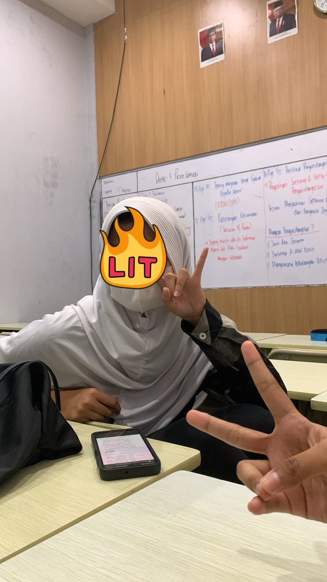 onelcupcakes's tweet photo. ternyata ini bakal jd foto terakhir di BA bareng nayaa, dan mungkin last moment ke FM setelah les bareng naya huhu, fyi naya udh ngeshare brosur GO ke gue wkwkwk nay lu gamau kehilangan gue ya 😭 https://t.co/7ChZe9d3v1