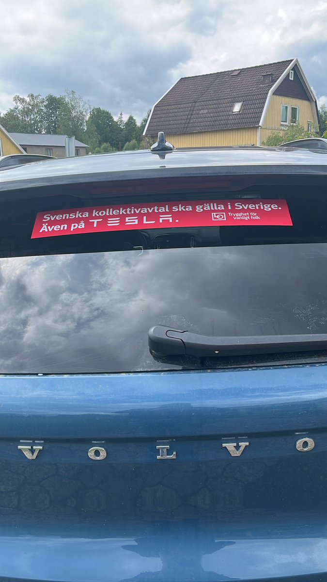 Det var dags att byta dekal på bilen 🙂 tur att det fanns några kvar även om de gått åt till folk som gärna vill ha. Nu klarar man sig till hösten i alla fall 💪🏻