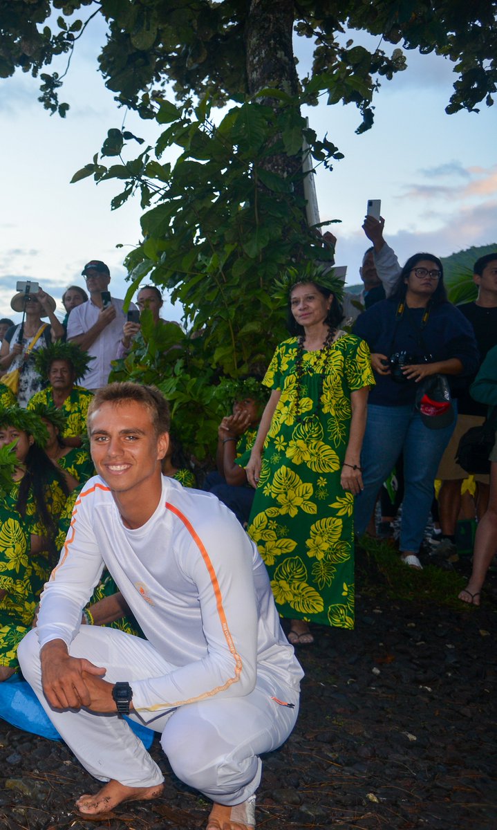 CE_iledefrance's tweet photo. Le 13 juin, la Flamme Olympique a traversé la Polynésie Française.

Elle a débarqué à bord d'une pirogue, avec KauliVaast, champion de surf, que nous soutenons dans le cadre des Jeux de Paris 2024. 🏄🏻‍♂️

Découvrez ces moments forts à travers des images exceptionnelles ! 🔥

Crédit image : Paris 2024 / SIPA Press