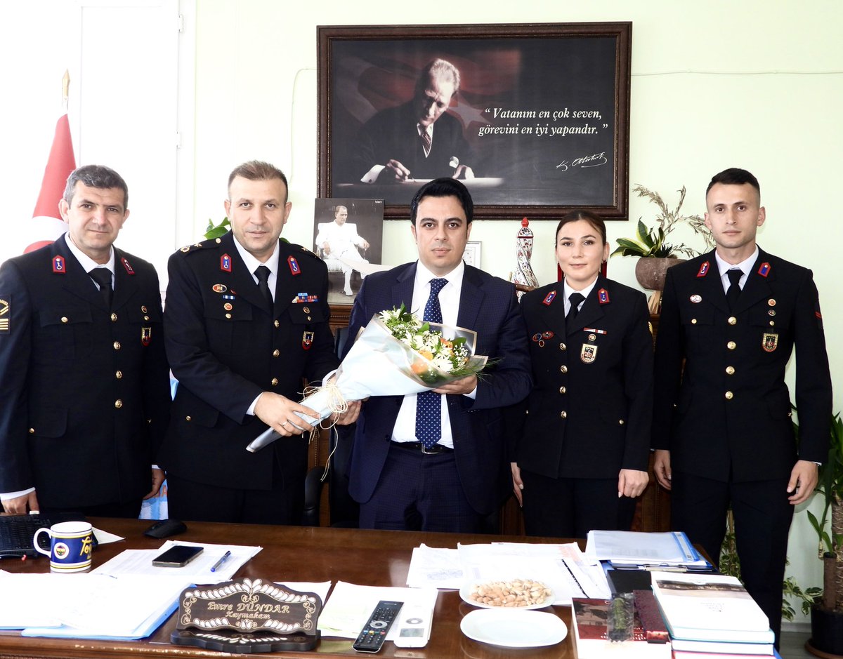 Jandarma Teşkilatının 185. Kuruluş yıl dönümü nedeniyle İlçe Jandarma Komutanı Binbaşı Harun BULUT ve beraberindeki jandarma personelleri Kaymakamımız Sayın Emre DÜNDAR’ı makamında ziyaret ettiler.
