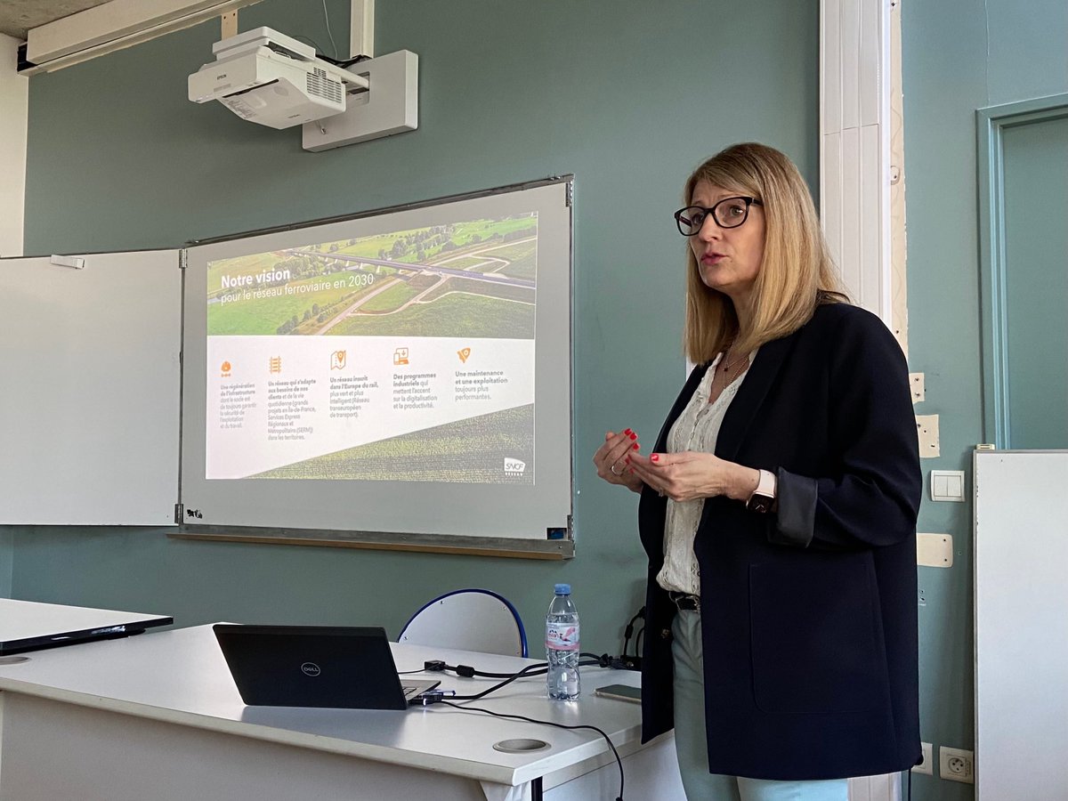 MasterTTE's tweet photo. Le Master TTE a eu l'honneur de recevoir @ChristelPujol, Directrice de la Stratégie et de la Performance de @SNCFReseau, venue partager son expérience et sa vision à l’université.
 
Les échanges ont été riches sur les différents enjeux du secteur ⬇️⚙️🌱🛤️🚄 https://t.co/LoZcSq6BsR