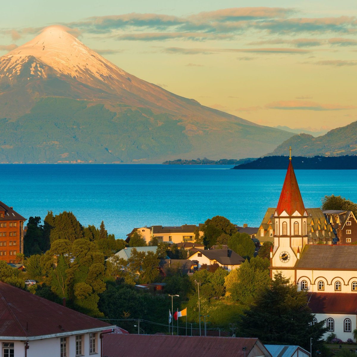 Did you know? Chile is one of the longest, and narrowest, countries in the world! 🌎 At over 4,300km long, the country averages 175km across – though it packs in incredible diversity from Andean peaks to the Atacama. Explore with us today. bit.ly/Chile-Rainbow #VisitChile