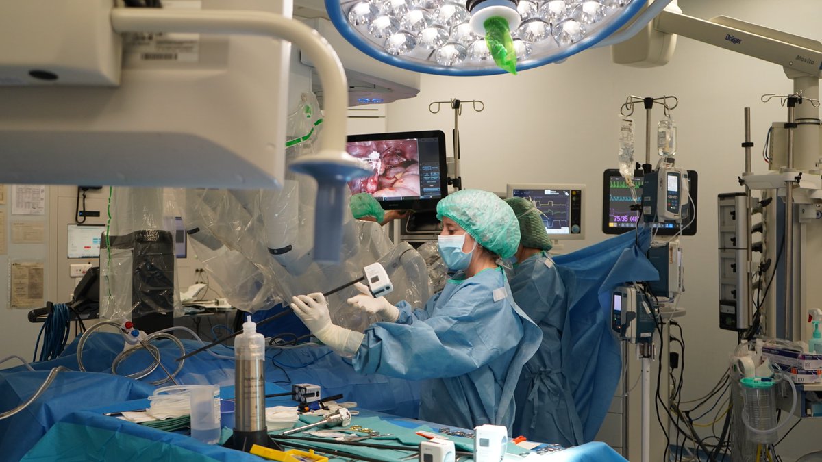 vallhebron's tweet photo. 👩‍⚕️"Operar amb el robot @abexDaVinci ofereix ➕ precisió, menys dolor i un postoperatori ➕ràpid", diu la Dra. @gloriafatouroyo, adjunta d'Urologia Pediàtrica i Trasplantament Renal de #VallHebron.  

Descobreix com el seu equip salva el ronyó de l'Ian 👇
https://t.co/BUdvatPZf6 https://t.co/X3AP6glpZO