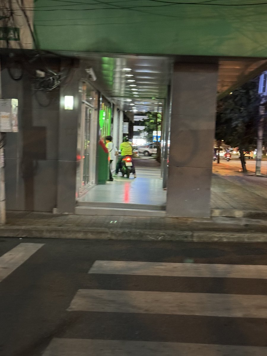 buckybarnes1992's tweet image. นี่ก็อีกตัวขับขึ้นทางเท้ามากดเงิน
#ควายหลุดถนน
#เฮียขับรถ
#Maxsim