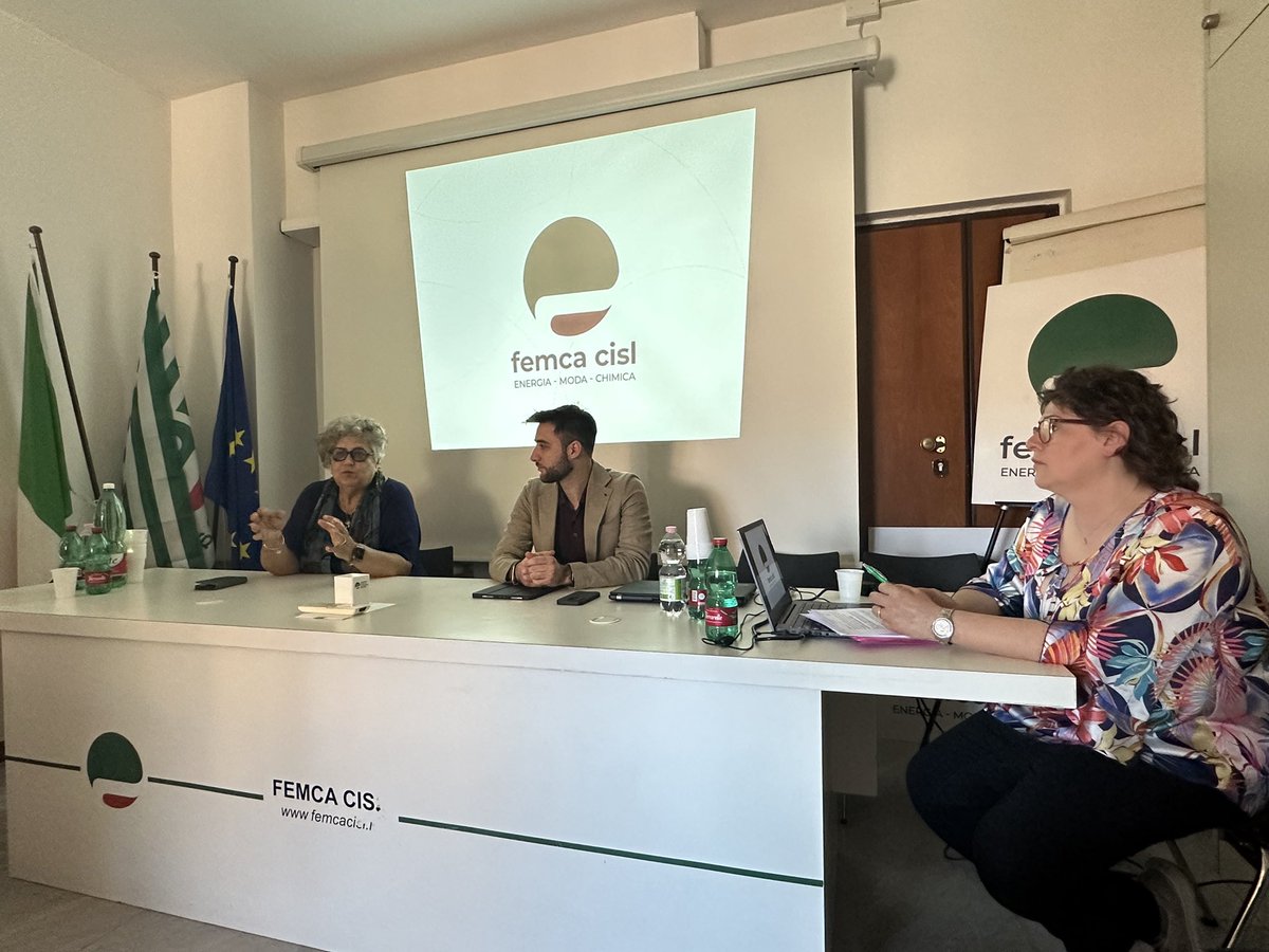 FemcaCISL's tweet photo. 💁🏻‍♀️💁🏼‍♂️Chi può avvicinare i ragazzi al sindacato? Come l’organizzazione si rigenera intercettando nuovi bisogni ed energie? La parola al nostro #CoordinamentoGiovani riunito oggi a Roma alla presenza della Segr. Gen. #NoraGarofalo 💥
🌱#conoscerepercrescere 
#essereFemca #essereCisl https://t.co/eM6LL2eUAe