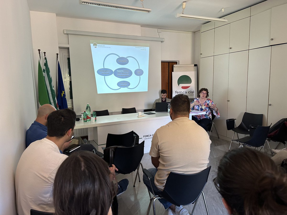 FemcaCISL's tweet photo. 💁🏻‍♀️💁🏼‍♂️Chi può avvicinare i ragazzi al sindacato? Come l’organizzazione si rigenera intercettando nuovi bisogni ed energie? La parola al nostro #CoordinamentoGiovani riunito oggi a Roma alla presenza della Segr. Gen. #NoraGarofalo 💥
🌱#conoscerepercrescere 
#essereFemca #essereCisl https://t.co/eM6LL2eUAe